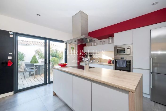 Image No.8-5 Bed House for sale