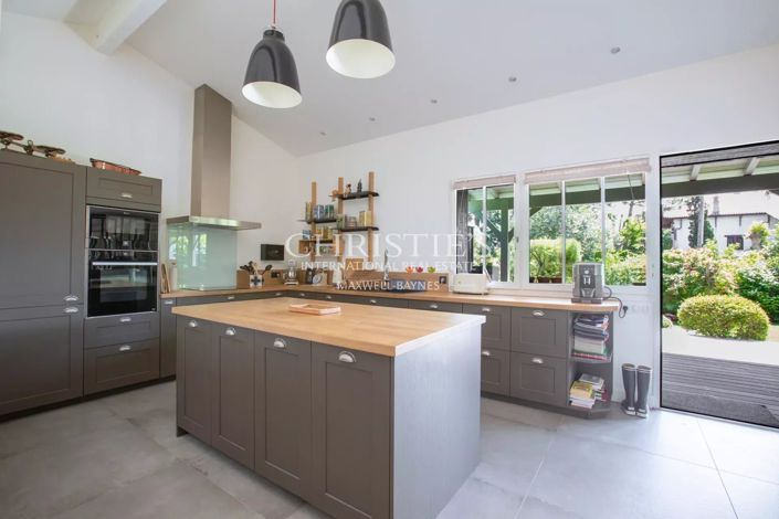 Image No.6-5 Bed House for sale