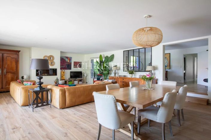 Image No.9-5 Bed House for sale