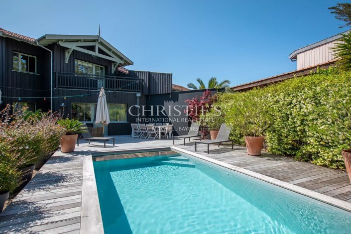 Image No.2-8 Bed House for sale