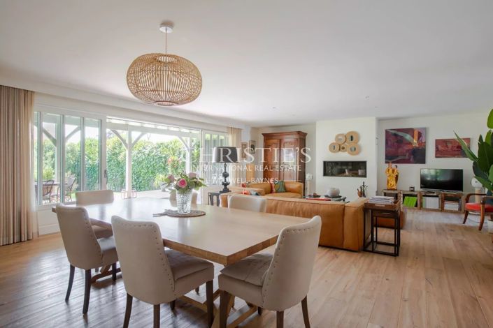 Image No.6-8 Bed House for sale