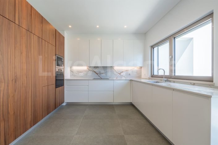 Image No.14-4 Bed House for sale