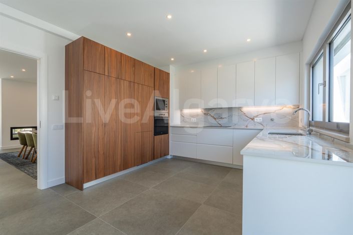 Image No.19-4 Bed House for sale