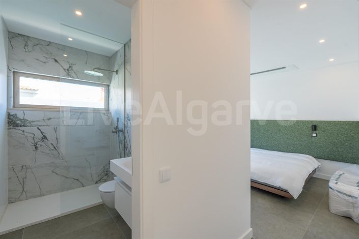 Image No.20-4 Bed House for sale