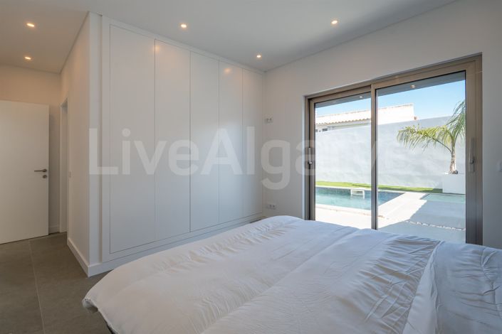 Image No.22-4 Bed House for sale