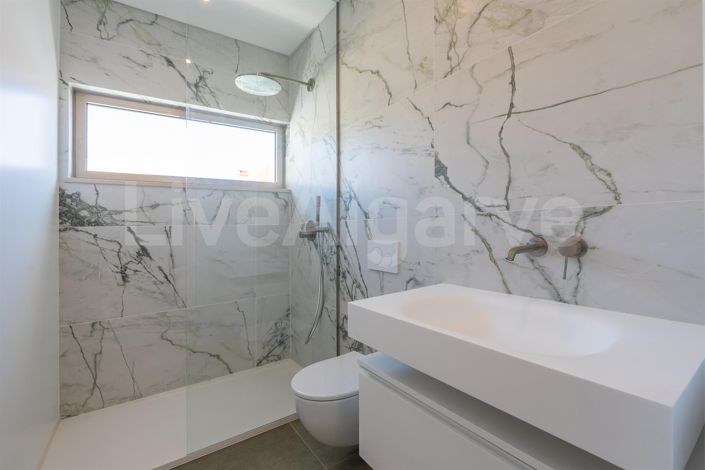 Image No.24-4 Bed House for sale