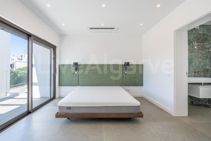 Image No.26-4 Bed House for sale