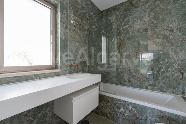 Image No.27-4 Bed House for sale