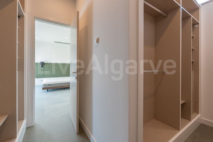 Image No.30-4 Bed House for sale