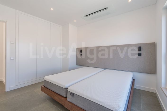 Image No.33-4 Bed House for sale