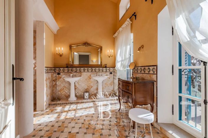 Image No.24-7 Bed House for sale