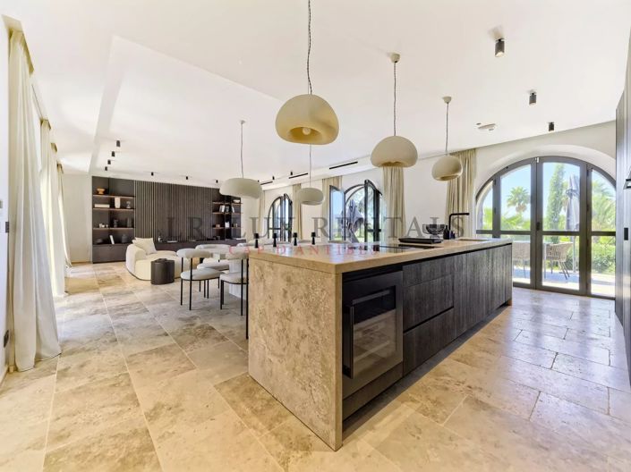 Image No.8-6 Bed House for sale