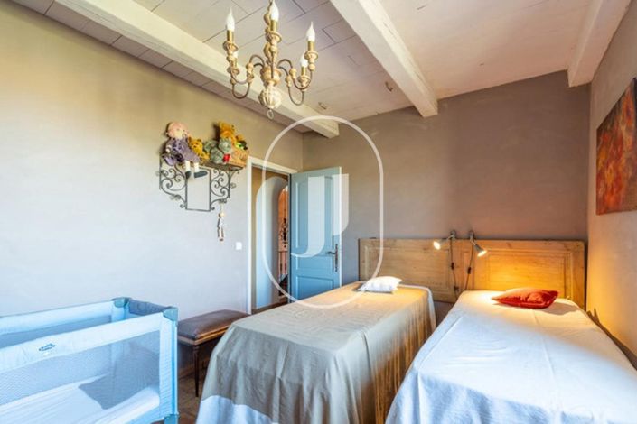 Image No.8-5 Bed House for sale