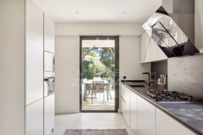 Image No.9-6 Bed House for sale