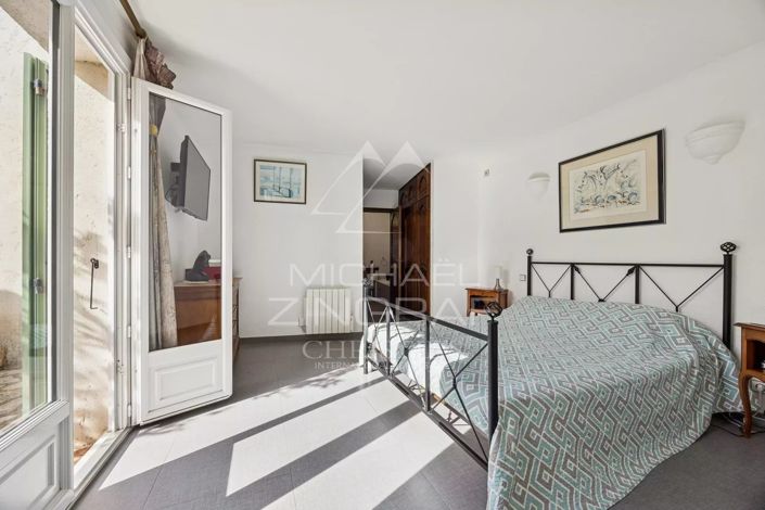 Image No.8-5 Bed House for sale