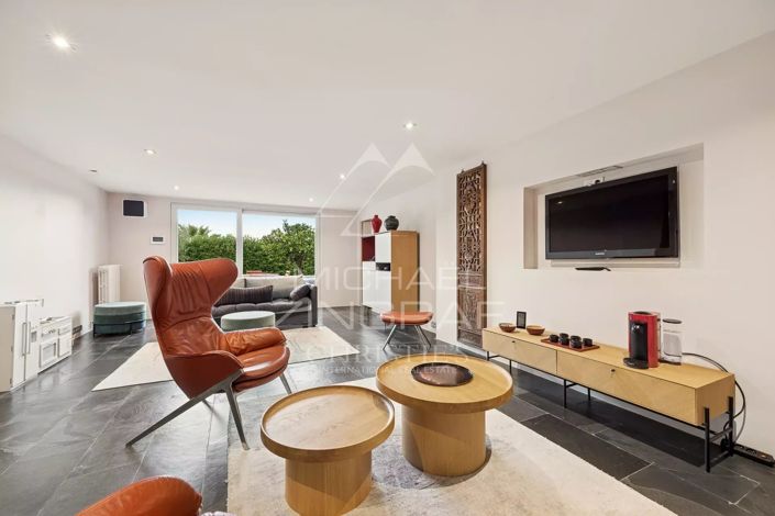 Image No.8-5 Bed House for sale