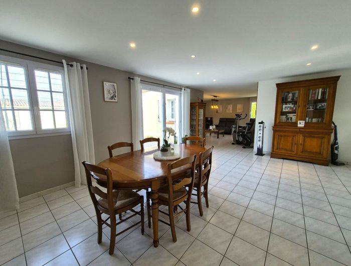 Image No.8-4 Bed House for sale