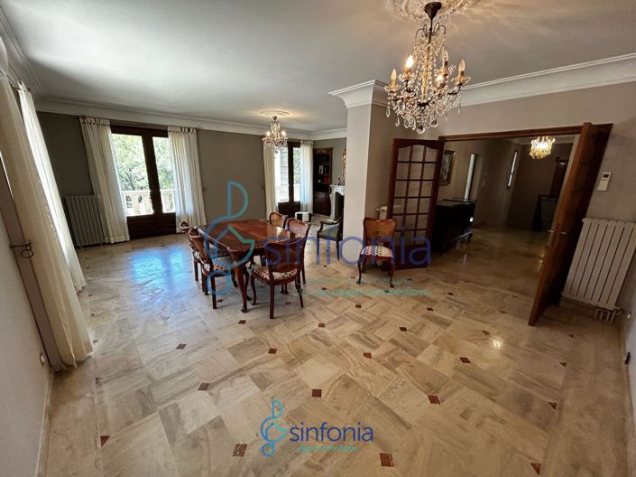 Image No.6-5 Bed House for sale