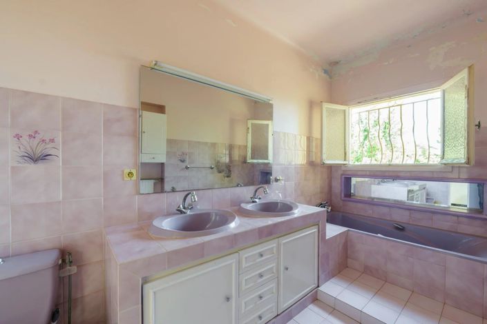 Image No.9-5 Bed House for sale