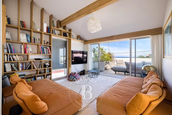 Image No.10-8 Bed House for sale