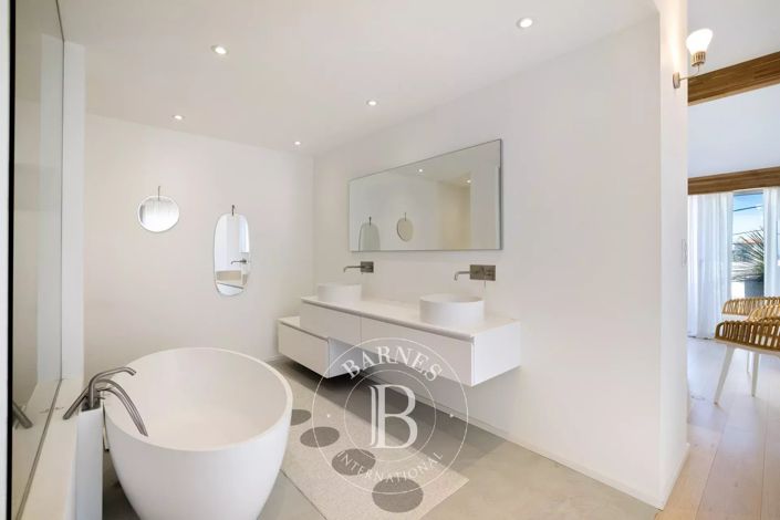 Image No.12-8 Bed House for sale