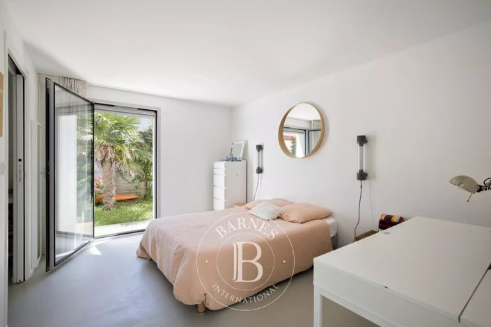 Image No.14-8 Bed House for sale