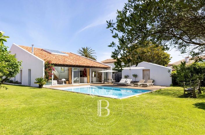 Image No.2-8 Bed House for sale