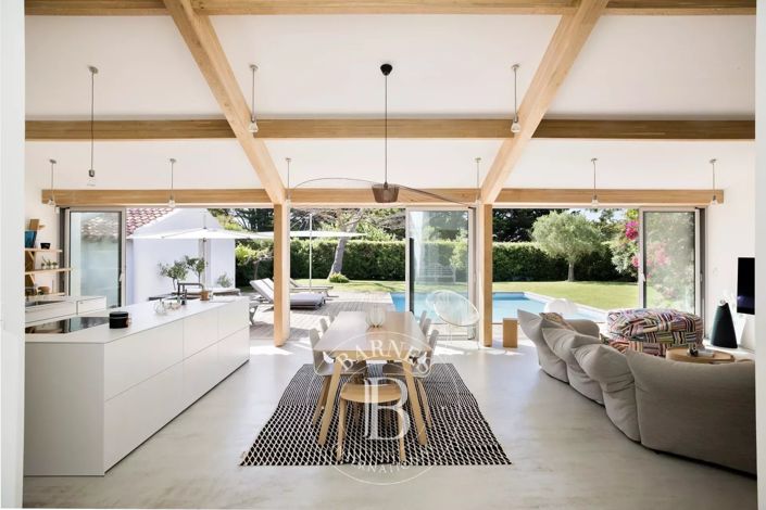 Image No.4-8 Bed House for sale