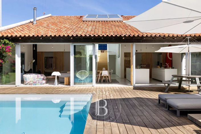 Image No.5-8 Bed House for sale