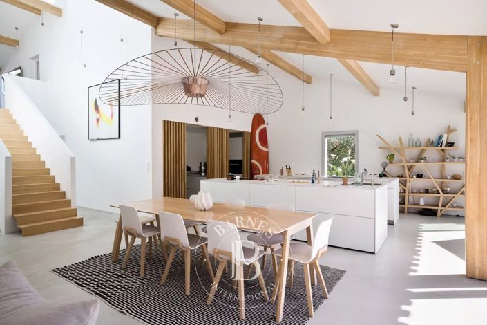 Image No.8-8 Bed House for sale