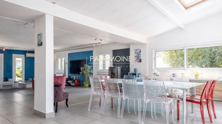 Image No.6-8 Bed House for sale