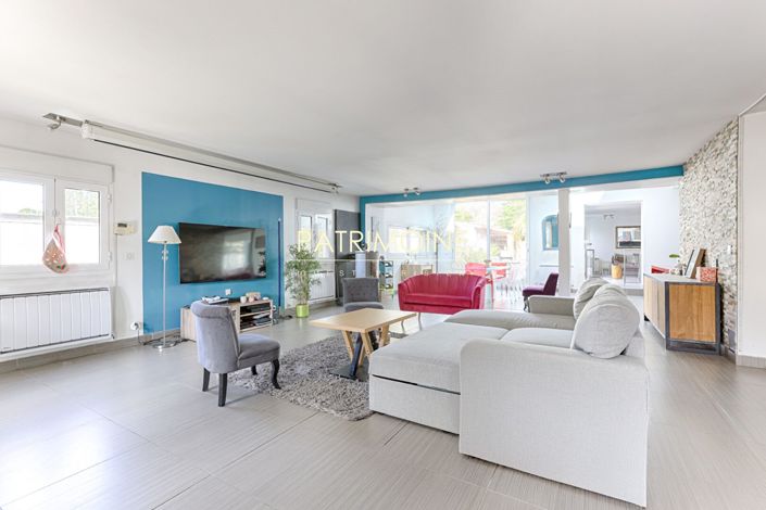 Image No.6-8 Bed House for sale