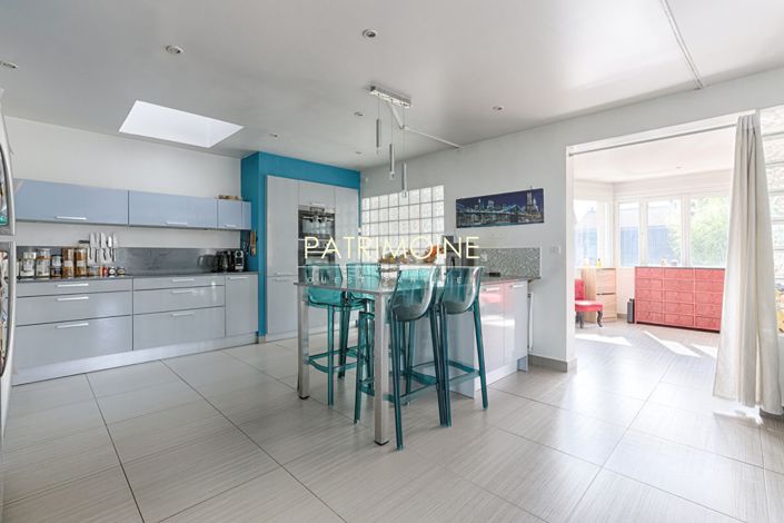 Image No.8-8 Bed House for sale