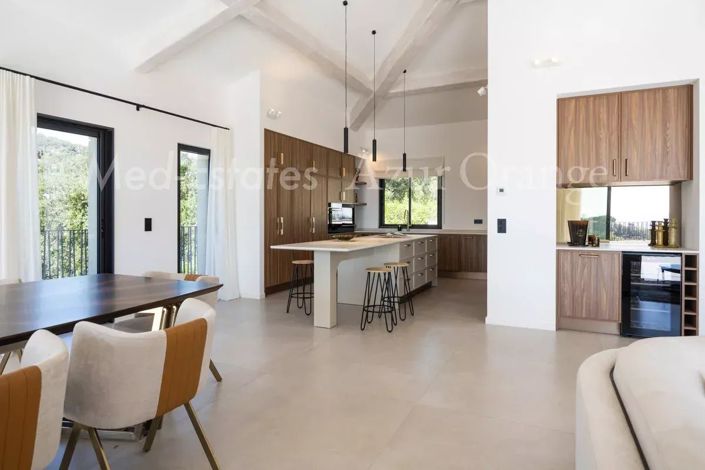 Image No.6-5 Bed House for sale