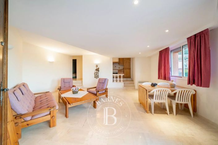 Image No.17-5 Bed House for sale