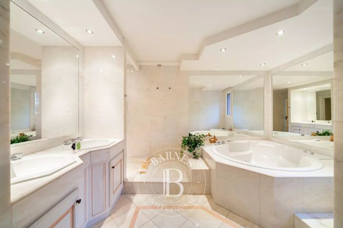 Image No.9-5 Bed House for sale