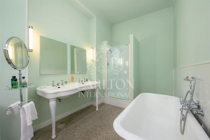 Image No.20-7 Bed House for sale