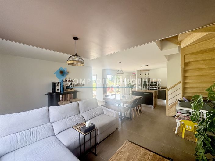 Image No.8-6 Bed House for sale