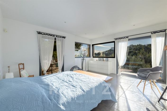 Image No.8-4 Bed House for sale