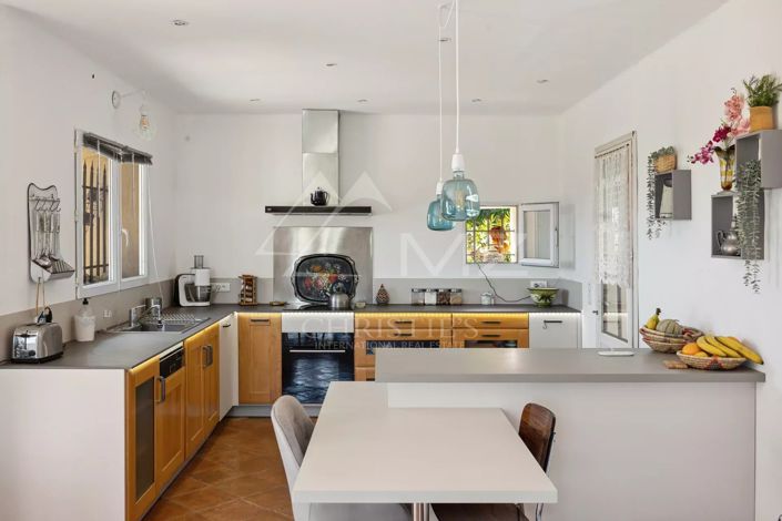 Image No.3-8 Bed House for sale