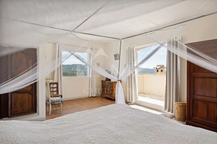 Image No.5-8 Bed House for sale