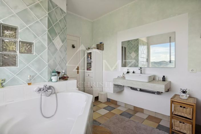 Image No.6-8 Bed House for sale