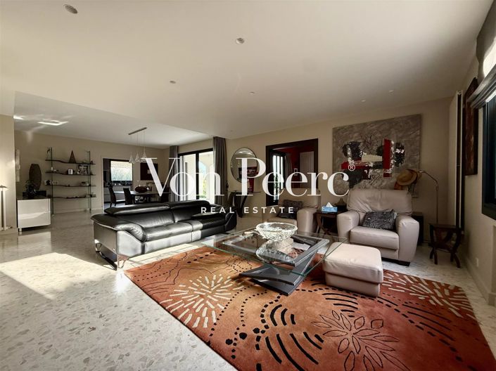 Image No.6-5 Bed House for sale