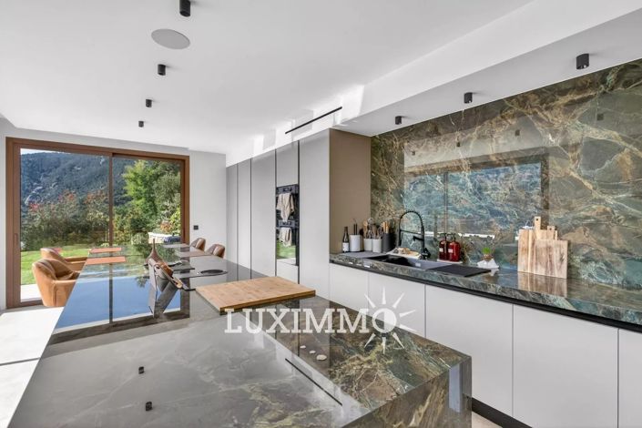 Image No.6-5 Bed House for sale