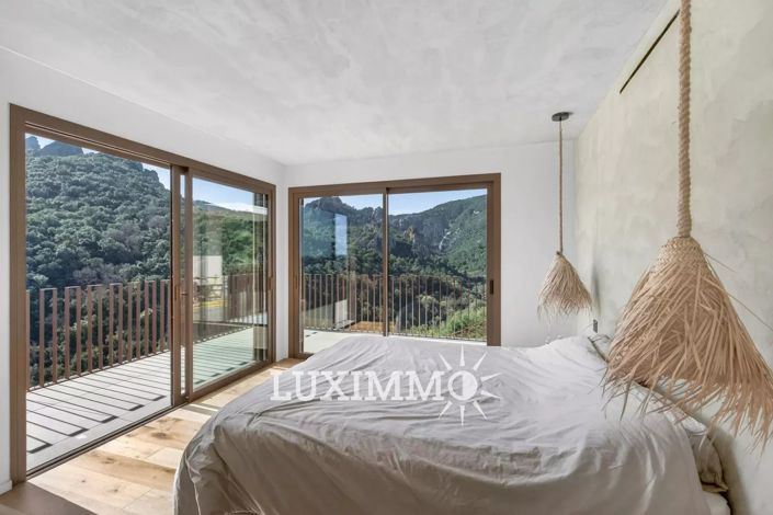 Image No.8-5 Bed House for sale