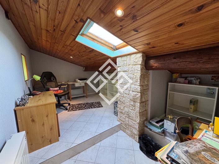 Image No.17-5 Bed House for sale