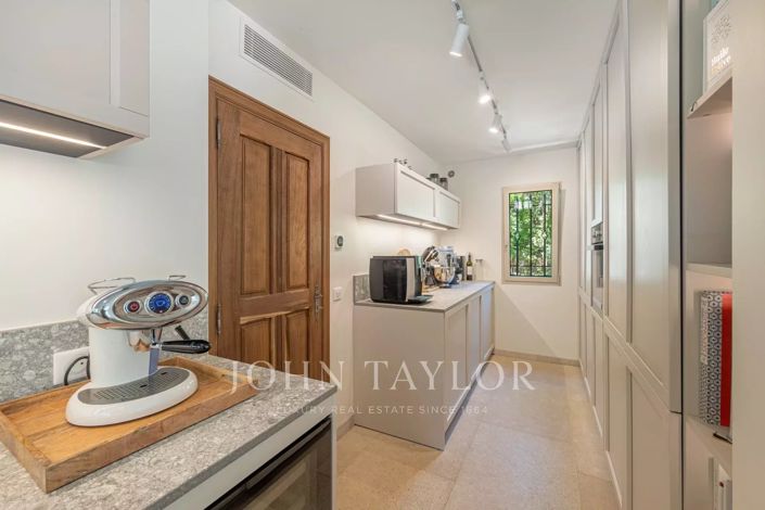 Image No.8-5 Bed House for sale