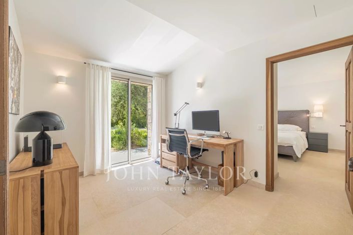 Image No.9-5 Bed House for sale