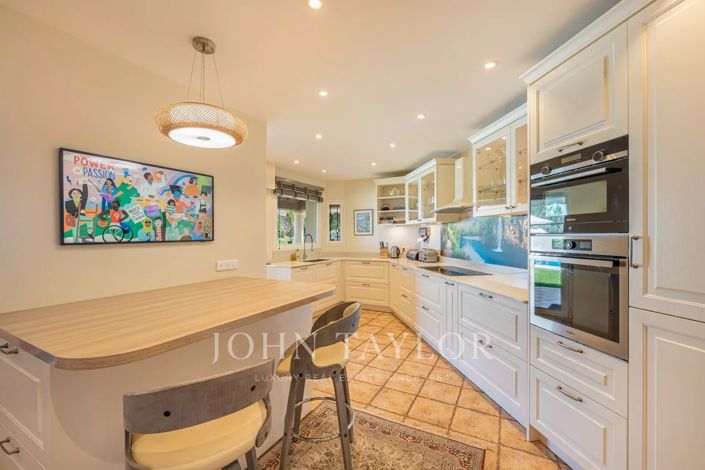 Image No.10-6 Bed House for sale