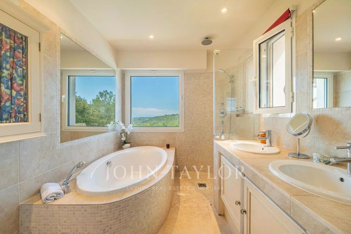 Image No.16-6 Bed House for sale